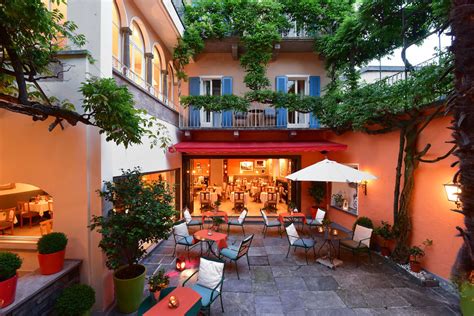 HIP Hotels .